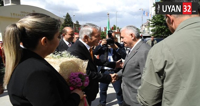 Başbakan Yıldırım Isparta Belediyesinde Mehteran ve Güllerle Karşılandı