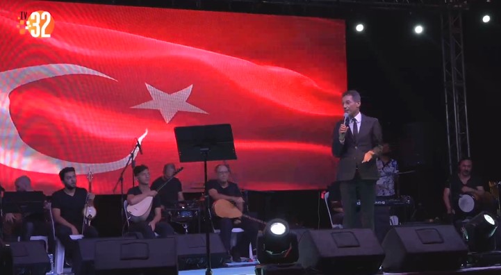 Milli Birlik Günü’nde Mustafa Yıldızdoğan Konseri Uyan 32 Farkı İle Canlı Yayınlandı