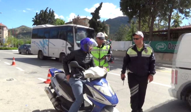 Isparta'da Motorlu Sürücülere Polis Göz Açtırmadı