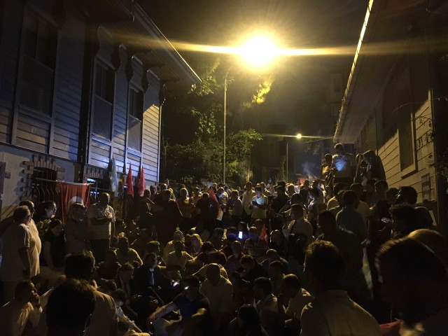 İYİ Partililer Meral Akşener’in Evinin Önünde Nöbet Tutuyor