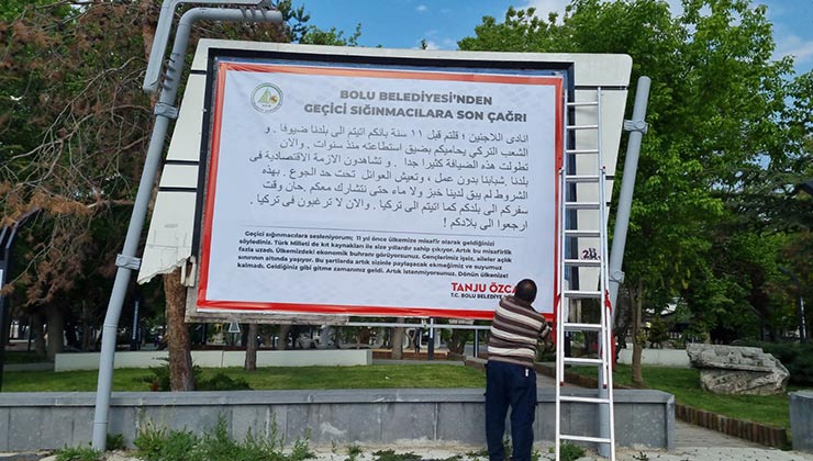 Böylesi daha önce hiç görülmedi! Bolu Belediye Başkanı Tanju Özcan’dan ‘Ülkenize Dönün’ Yazılı Arapça İlanlar